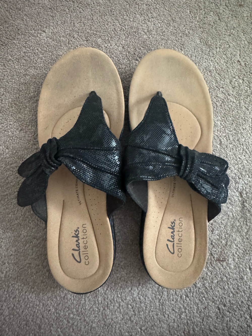 Clarks Black Bow Toe-Post Sandals with Subtle Shine